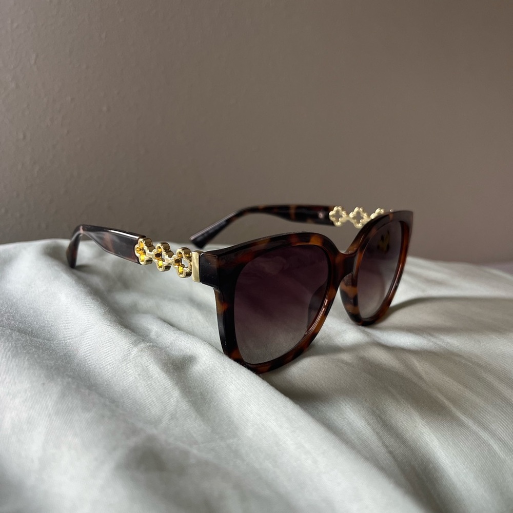 Classic Tortoiseshell Cat-Eye Sunglasses with Gold Accent